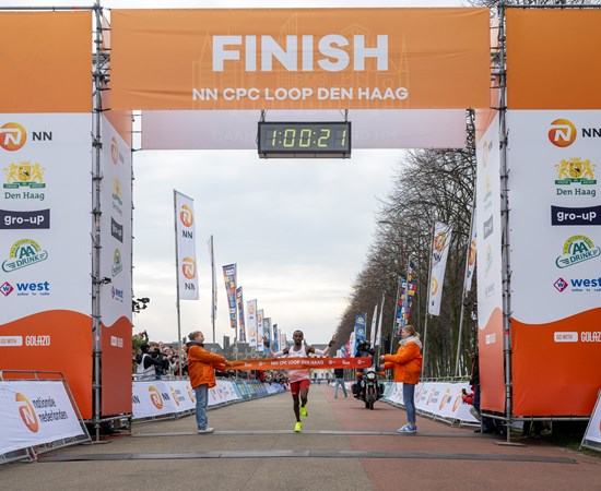 Abdi Nageeye schenkt NN CPC Loop Den Haag Nederlands record