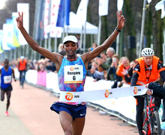 James Rungaru wint de 44e NN CPC Loop Den Haag in 59:38